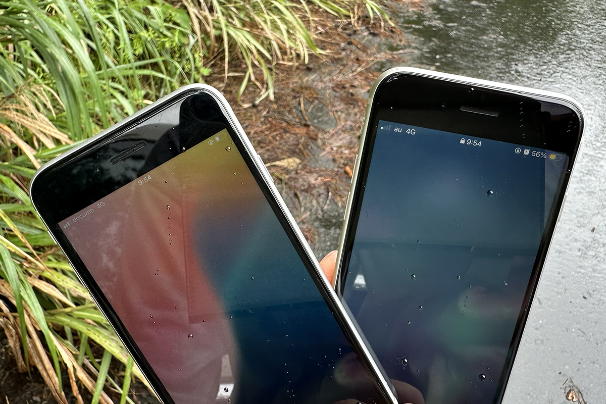山あいでahamo(左・docomo 4G 3本)とpovo(右・au 4G 1本)のアンテナ本数を並べて撮影
