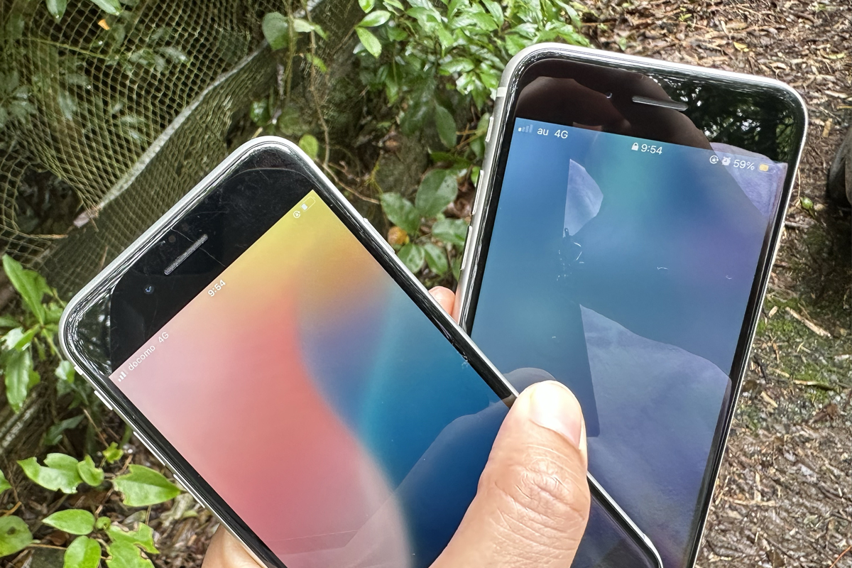 山奥でahamo(左・docomo 4G 3本)とpovo(右・au 4G 1本)のアンテナ本数を並べて撮影